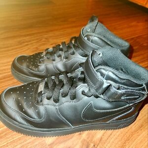 athletic basketball sneaker